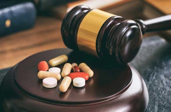 Legal gavel and prescription pills symbolizing pharmaceutical litigation and defective drug liability claims